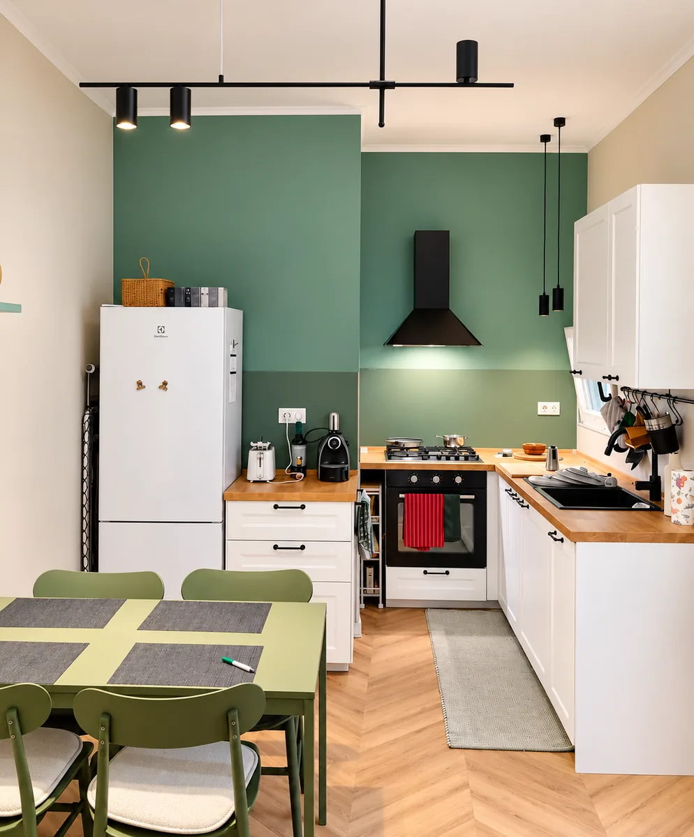 Fully equipped kitchen with dining table